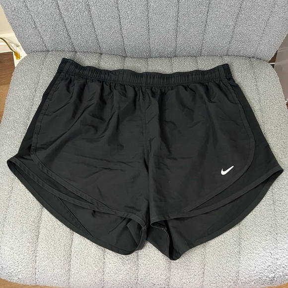 Nike Dri-Fit Women's Black Shorts - Picture 4 of 4